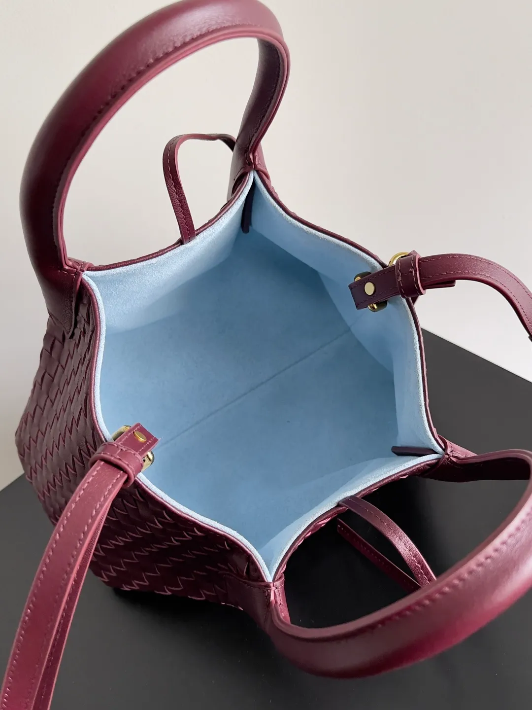 Batch 1660 BOTTEGA VENETA 2025 new product pinacoteca has super soft leather, and the weaving function, practicality and relaxed fashion sense have not fallen behind❤️‍🔥Amway has given sisters a must-have bag when going out. The size of the bag also accurately meets the commuting needs of urban beauties. It can accommodate mobile phones, keys, lipstick, powder, sunscreen, shopping bags...all of it! ! ! 🔥The capacity should not be underestimated~ It does not choose people, clothes, or occasions. With its majestic curved outline, exquisite woven texture, delicate edges and rounded handles, this woven vegetable basket bag truly achieves the goal of "dressing up and being fashionable without getting in the way"~ Are you interested in Jimei? Style number: 819004 Size: 24*15*12cm
